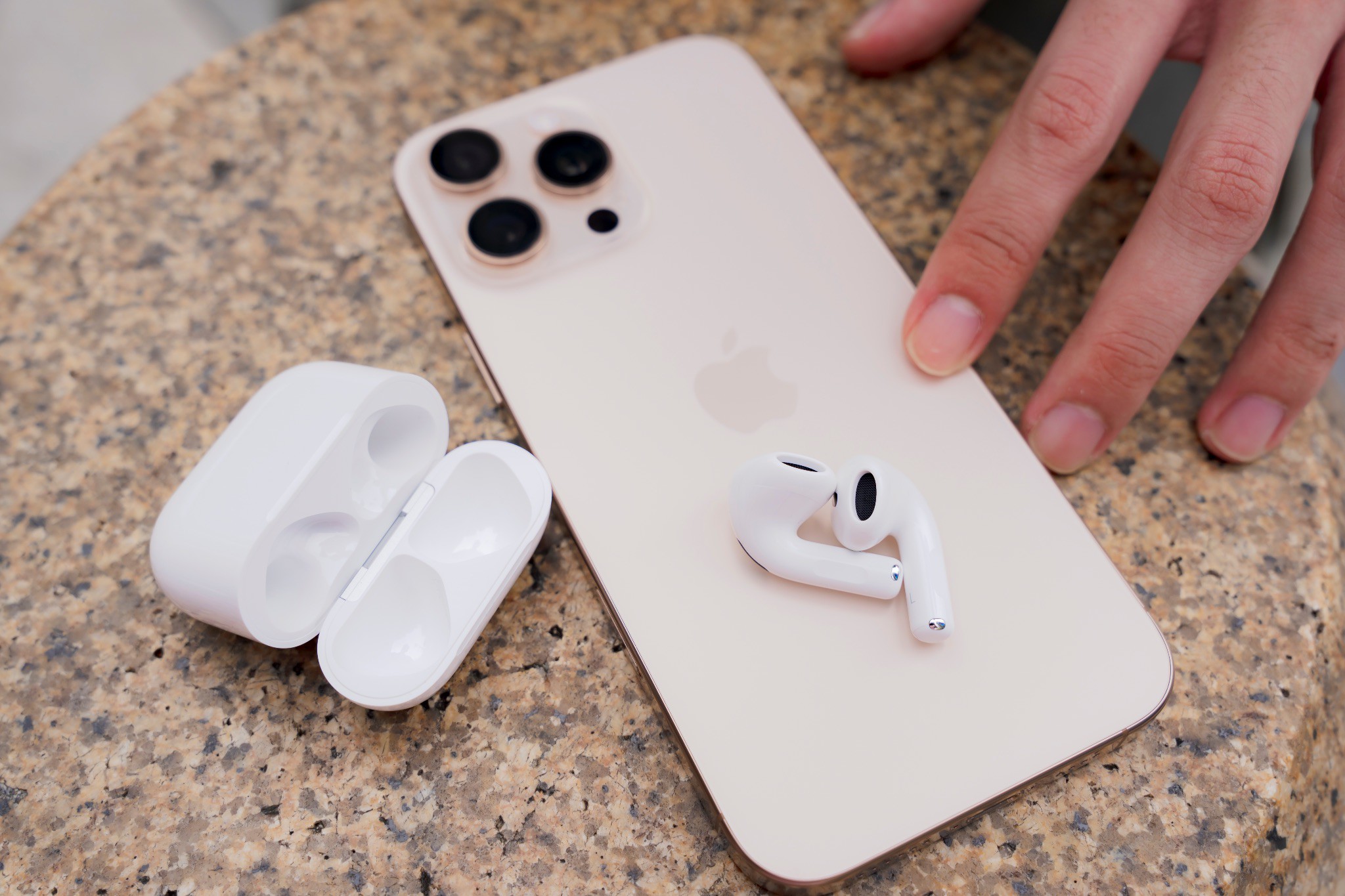 1-1763085779-236-width2048height1365